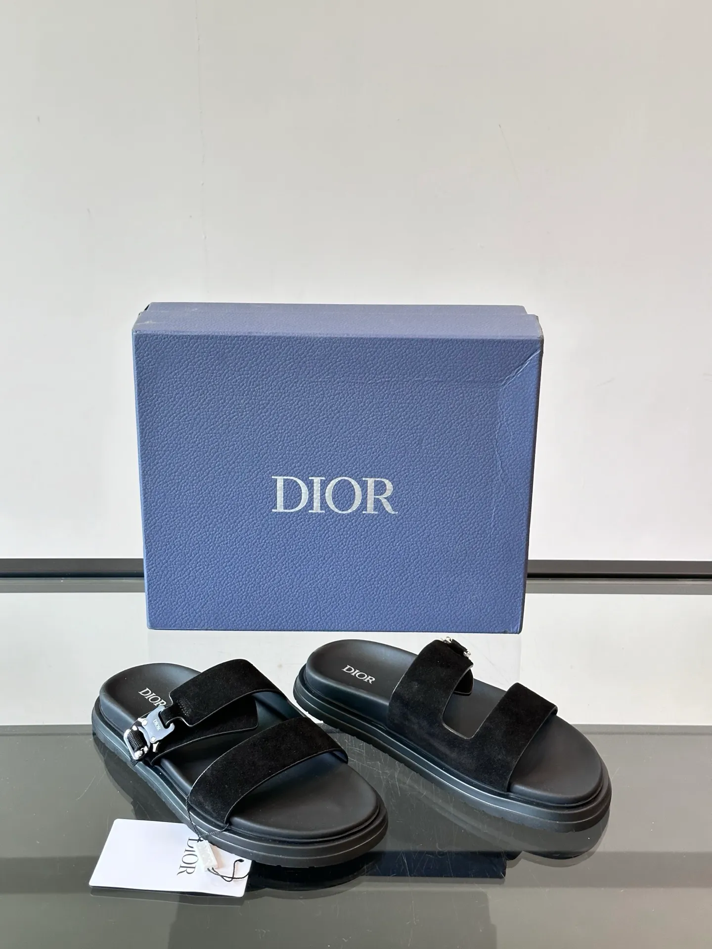 Factory price: 300💰Dior Aqua men's sandals and slippers. Showcasing Dior haute couture design. The Dior gray suede strap is accented with an aluminum Dior buckle for added style. Paired with a comfortable tonal notch sole, they pair easily with shorts or jeans for a sophisticated look. Main body: suede cow leather, technical fabric lining: cow leather, with adjustable straps, aluminum Dior buckle, Dior gray EVA insole, tonal notch rubber outsole splicing structure👌👌 size: 38-44 (45.46 customized)